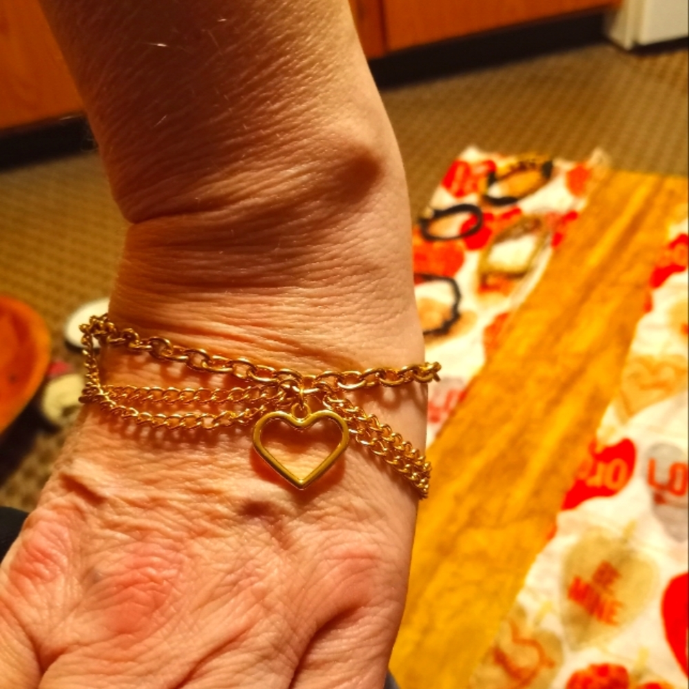 Women's hold bracelet wheart pendent never worn